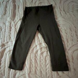 Women’s olive cropped leggings